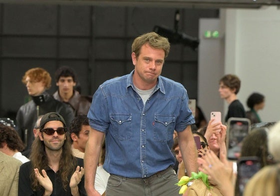 El diseñador Jonathan Anderson en uno de sus último desfile con Loewe