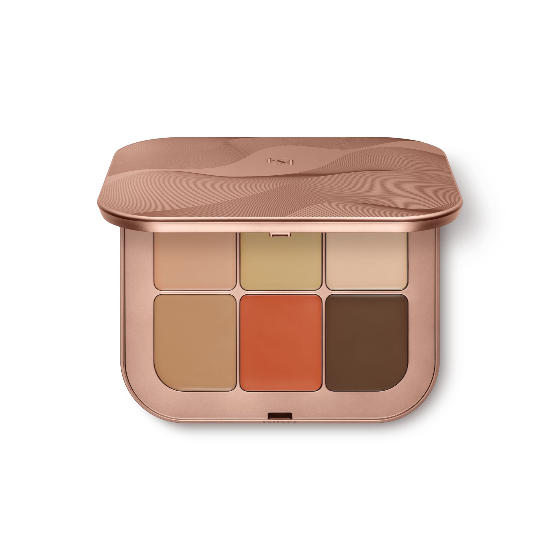 Paleta para el rostro Golden oasis all over face de Kiko Milano (29,99 euros). Paleta multifunción que incluye base de maquillaje, bronceador y colorete juntos para realzar la belleza del rostro camuflando las imperfecciones, igualando el cutis y dando calidez a los rasgos. Disponible en dos tonos, las fórmulas están enriquecidas con aceites de dátiles y almendras dulces, extractos de granada y uva, ofreciendo texturas cremosas que se difuminan fácilmente.