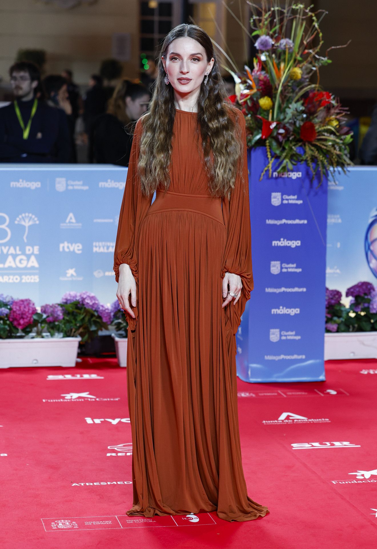 María Valverde con un vestido fluido de Zimmermann y melena suelta ondulada. También llevó joyas de Mumit. 