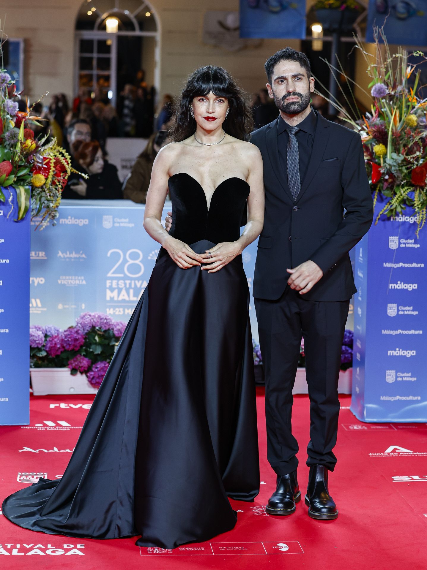 Nerea Barros llevó un vestido negro con cuerpo de terciopelo y falfa de satén de María Gorof y joyas de Marina García. 
