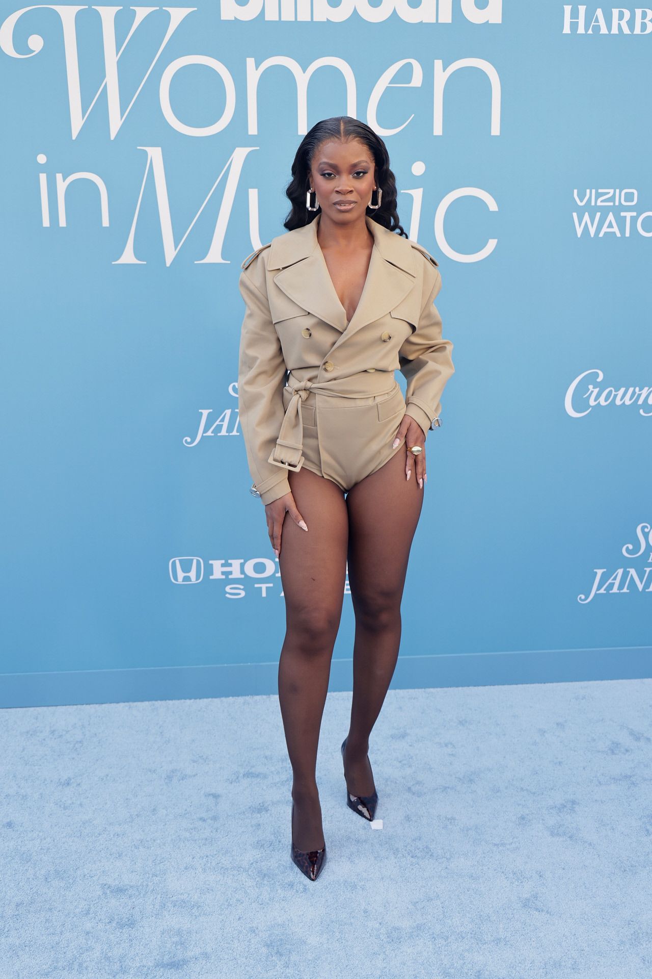 Ari Lennox llevó  un curioso estilismo de Coperni: una gabardina en forma de body. 