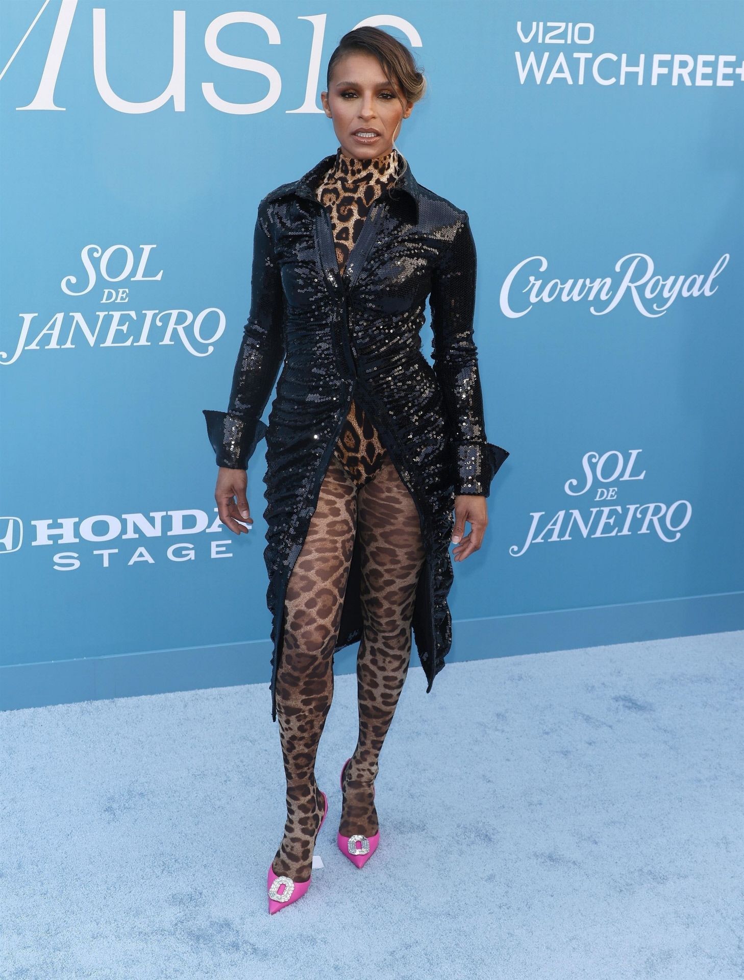 Melody Thornton llevó un vestido negro camisero de lentejuelas que combinó con body y medias de 'animal print' y zapatos rosas. 