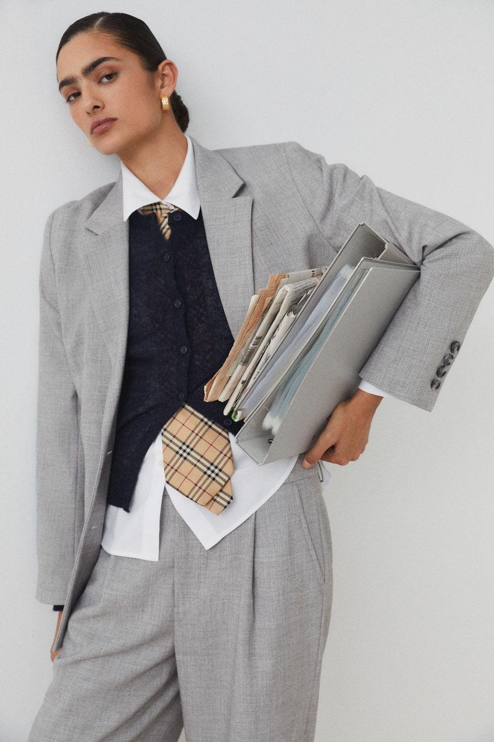 En la firma eseOese proponen un traje clásico e ideal para un look de oficina en gris. Confeccionado en mezcla de poliéster reciclado logra efecto vigoré en tonos grises. El pantalón, de tiro alto, es tipo sastre con pinzas, una silueta que resalta la figura. Precio: blazer 129€, pantalón 89€