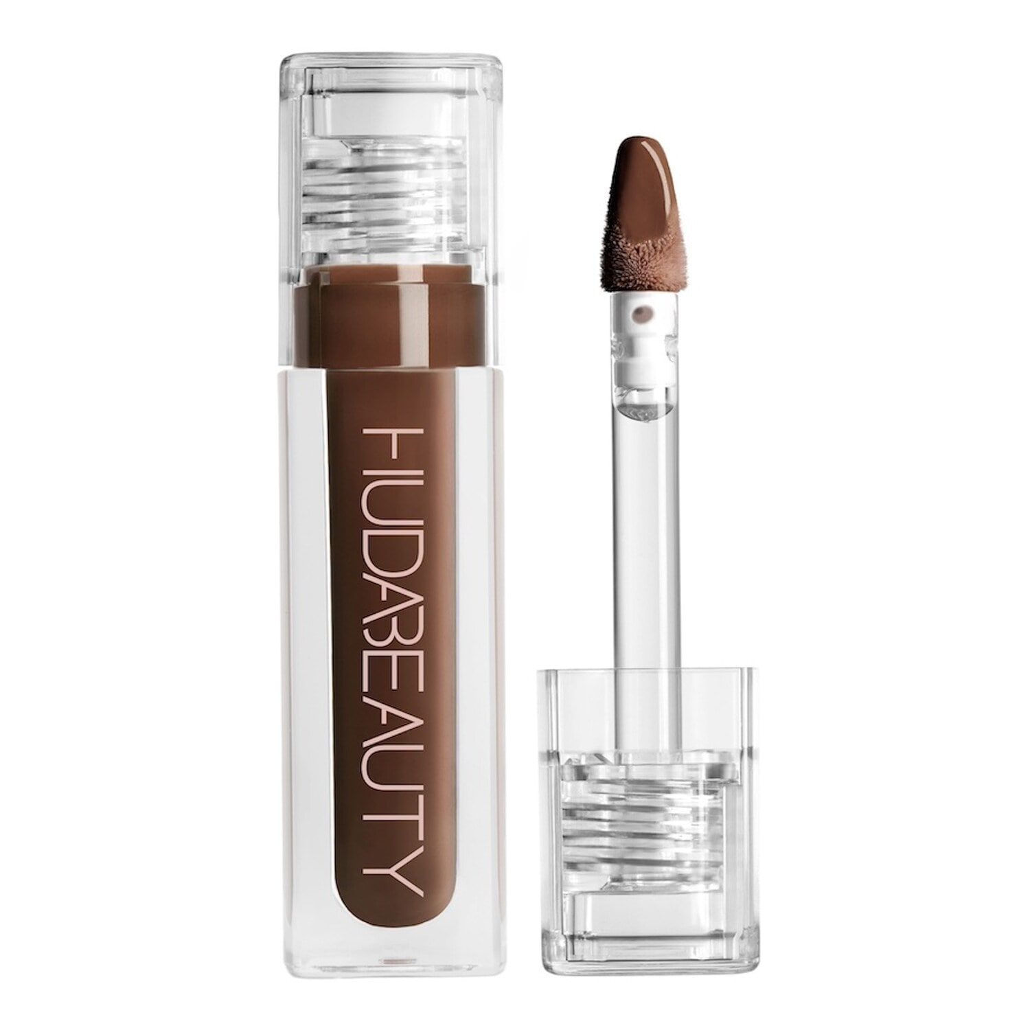 Faux Filler de Huda Beauty (24 €, solo en Sephora).Fórmula hidratante y nutritiva que se funde en los labios con un acabado ligero y sin sensación pegajosa. Su textura alisa y reduce las líneas de expresión, rellenando los labios sin causar hormigueo. Enriquecido con ingredientes como la vitamina E y el colágeno vegano, ofrece una cobertura confortable que mantiene la hidratación. Además, las ceras fundidas de origen vegetal aportan una textura cremosa y un brillo multidimensional. Disponible en 11 tonos.