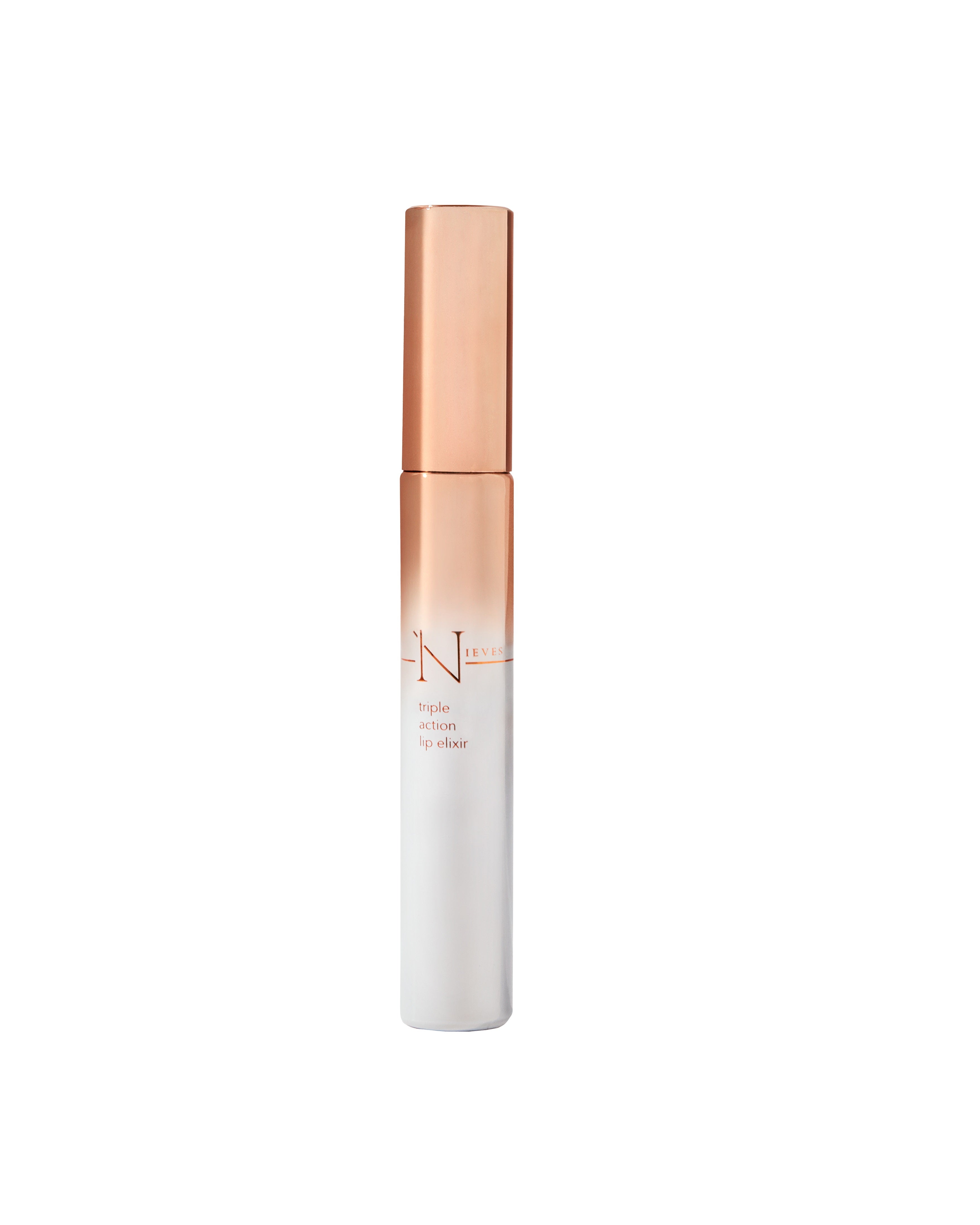 Triple Action Lip Elixir de Nieves by Nieves Álvarez (29,99 euros). Elixir labial voluminizador que hidrata, alisa las líneas de expresión y realza el volumen natural de los labios. Enriquecido con ácido hialurónico y péptidos. Además, la fusión de aceites y mantecas naturales —como manteca de karité, manteca de mango, y aceites de camelia, aguacate y almendras dulces— nutre intensamente y refuerza la barrera cutánea. Perfecto para aplicar, incluso sobre el maquillaje, y conseguir unos labios visiblemente más jugosos, suaves y definidos.