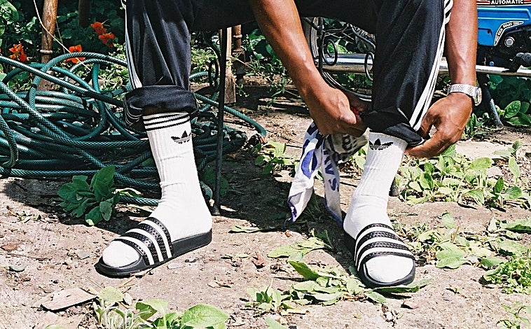 Imagen principal - Distintas versiones de calzado abierto combinado con calcetines en Adidas, Nike e incluso un diseño conjunto de Balenciaga