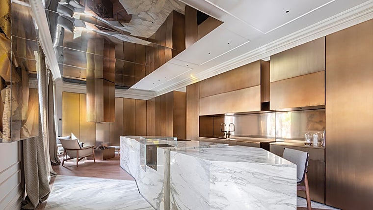 Cocina panelada y con piedra, metales y madera de Coeco junto a López y Tena Arquitectos.