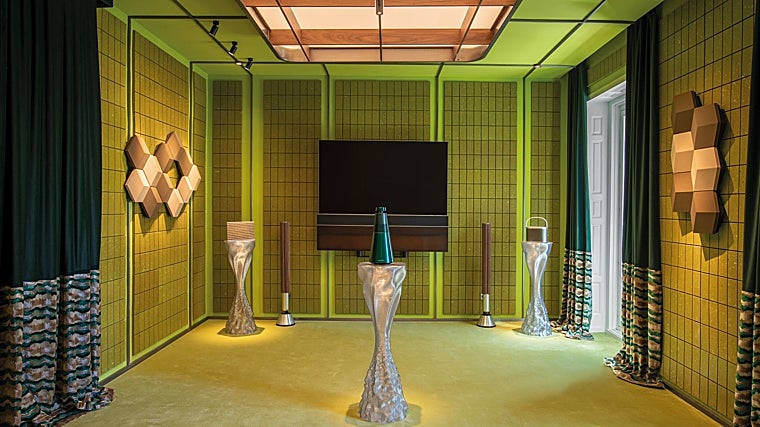 En el espacio de Bang&Olufsen diseñado por José Lara hay podios de plástico reciclado elaborado con robótica y 3D de Nagami y paredes elaboradas con ropa reciclada de la valencia Creávalo