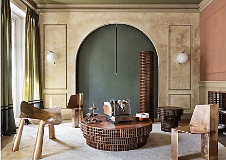 Imagen secundaria 1 - Baño afrancesado, y con piedra y molduras, de Jaime Beriestain para Iris Cerámica Group; salón de Bao Proyectos y espacio de ITA, Italian Trade Agency, con molduras, tonalidades cálidas y sillas de bronce hechas a mano; cocina de Jean Porsche y Schmidt, con granate, panelada y molduras.