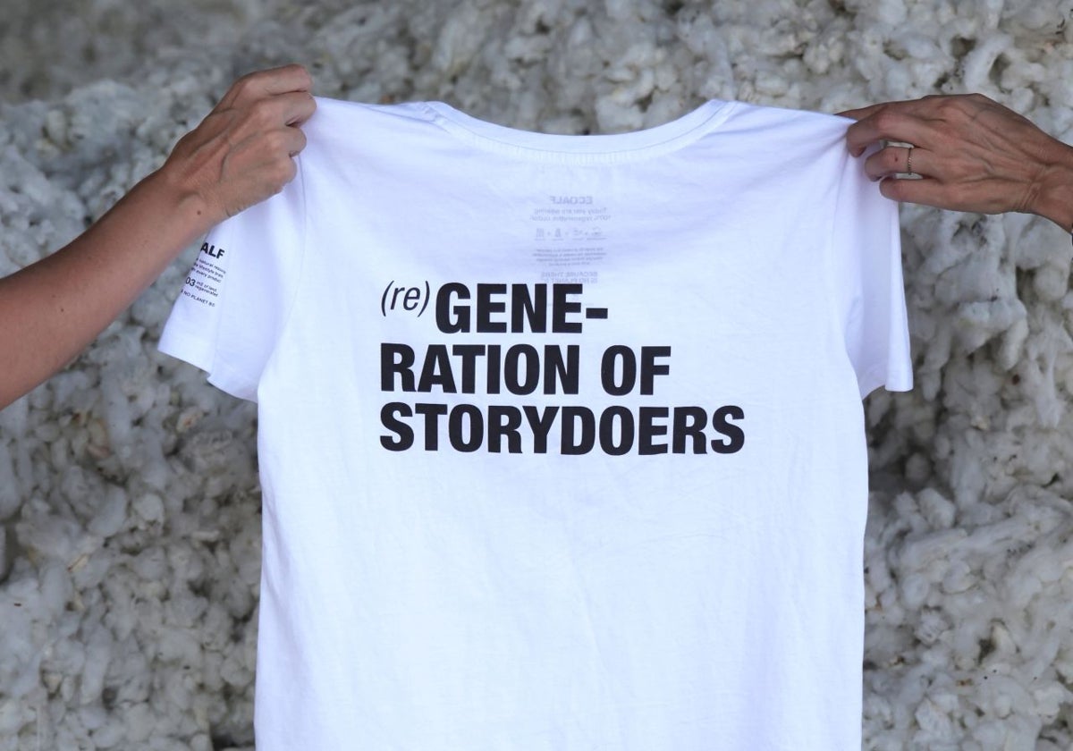 Camiseta fabricada con algodón regenerativo