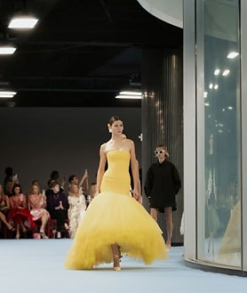 Imagen secundaria 2 - Carolina Herrera junto a Anne Wintour en la Semana de la Moda de Nueva York. Modelos de Carolina Herrera en distintos desfiles.