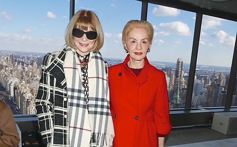 Imagen principal - Carolina Herrera junto a Anne Wintour en la Semana de la Moda de Nueva York. Modelos de Carolina Herrera en distintos desfiles.