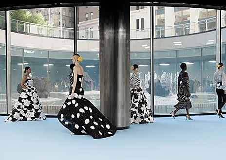 Imagen secundaria 1 - Carolina Herrera junto a Anne Wintour en la Semana de la Moda de Nueva York. Modelos de Carolina Herrera en distintos desfiles.