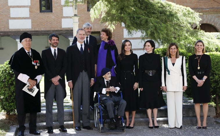 Imagen principal - Detalles del look de la Reina Letizia durante la entrega del Premio Cervantes