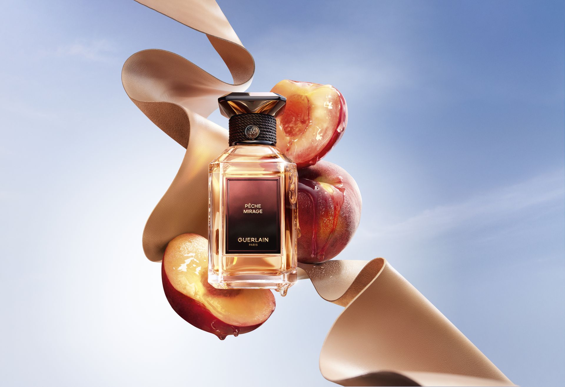 Pêche Mirage Eau de Parfum de Guerlain (330 euros, 100 ml). Una oda al cautivador acento afrutado del melocotón, renovado con una estela que crea contraste entre las adictivas notas golosas de esta fruta y la profundidad y calidez de las notas de cuero, sándalo y tintura de ámbar.