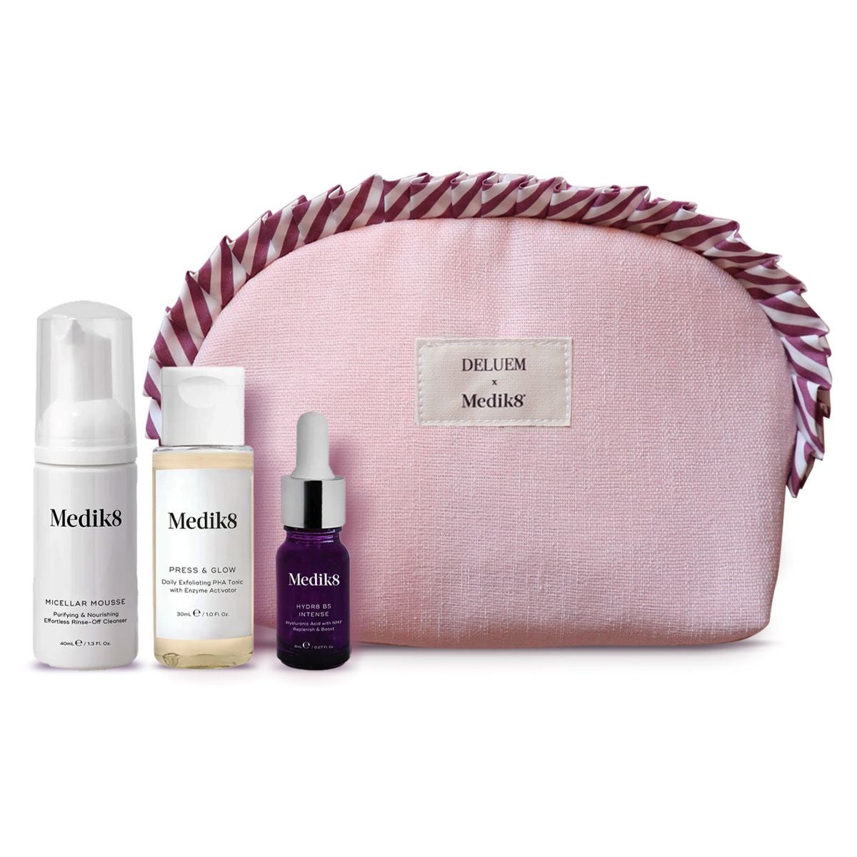 Deluem X Medik8 (49 euros). Este pack exclusivo incluye un neceser rosa con un elegante volante de tela a rayas. En su interior, tres productos icónicos de Medik8 en formato travel size, ideales para cualquier tipo de piel: Micellar Moussem, una espuma limpiadora; Press & Glow: un tónico exfoliante suave con polihidroxiácidos que ilumina y renueva la piel y Hydr8 B5 Intense, un sérum hidratante con ácido hialurónico y vitamina B5. Además es un regalo solidario: el 10% de los beneficios se donarán a la Fundación Apsuria, que trabaja cada día para mejorar la vida de personas con discapacidades severas.