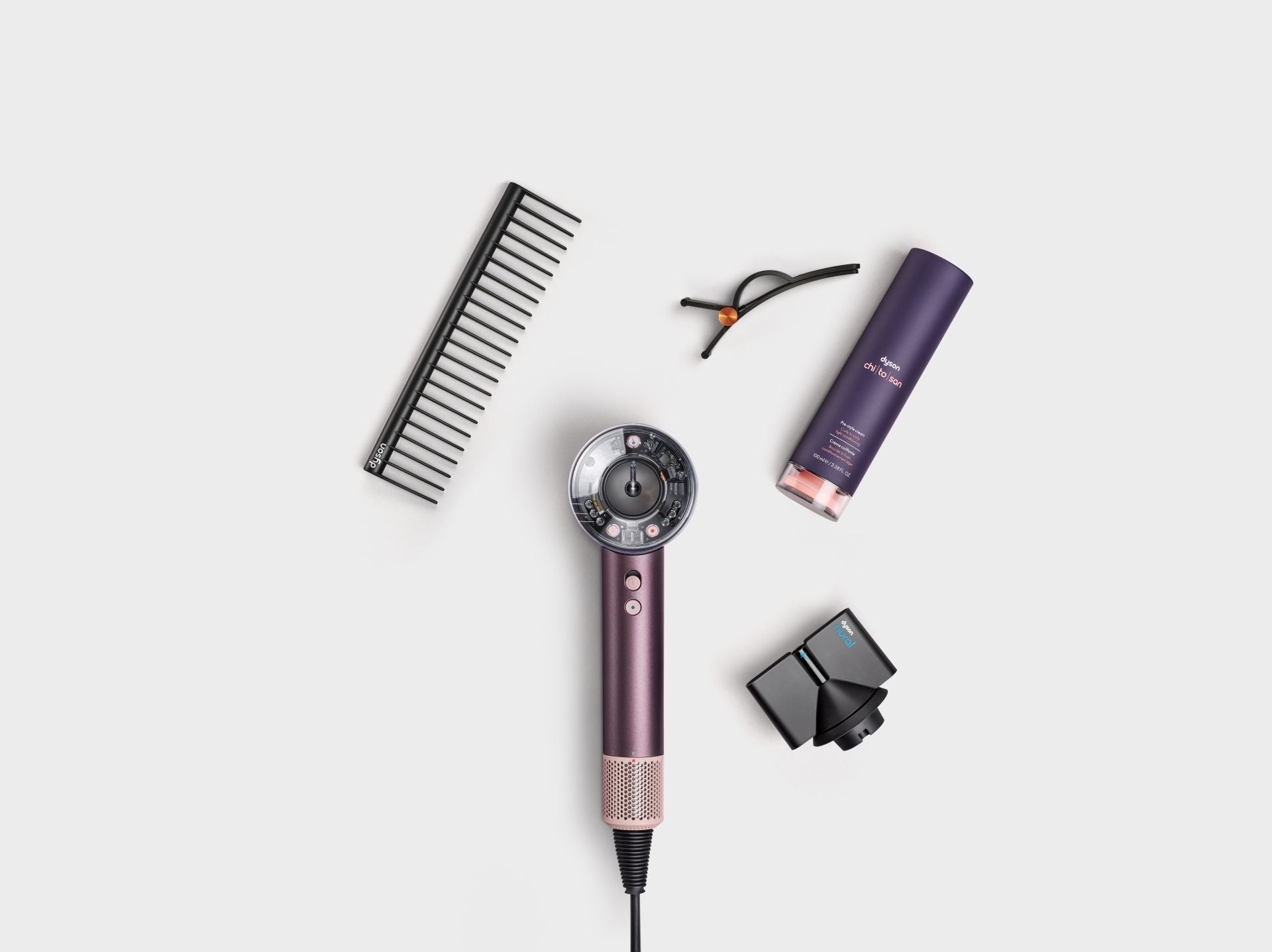 Secador Dyson Supersonic Nural™ edición limitada Jasper Plum (499 euros). Dyson viste su gama de tecnología de belleza de un nuevo color inspirado en la piedra preciosa jaspe, para homenajear a todas las madres. El secador más potente de la firma utiliza la tecnología de sensores Nural™ para medir la distancia entre el dispositivo y la cabeza, manteniendo una temperatura constante para proteger la salud del cuero cabelludo y potenciar el brillo natural del cabello. También cuenta con tecnología de aprendizaje de uso de los accesorios, que simplifica el peinado recordando el último ajuste utilizado. Se vende con diversas boquillas de secado: peine de púas anchas, accesorio de aire suave para cuero cabelludo sensible, boquilla estrecha concentrada, difusor wave+curl y accesorio para cabellos encrespados.