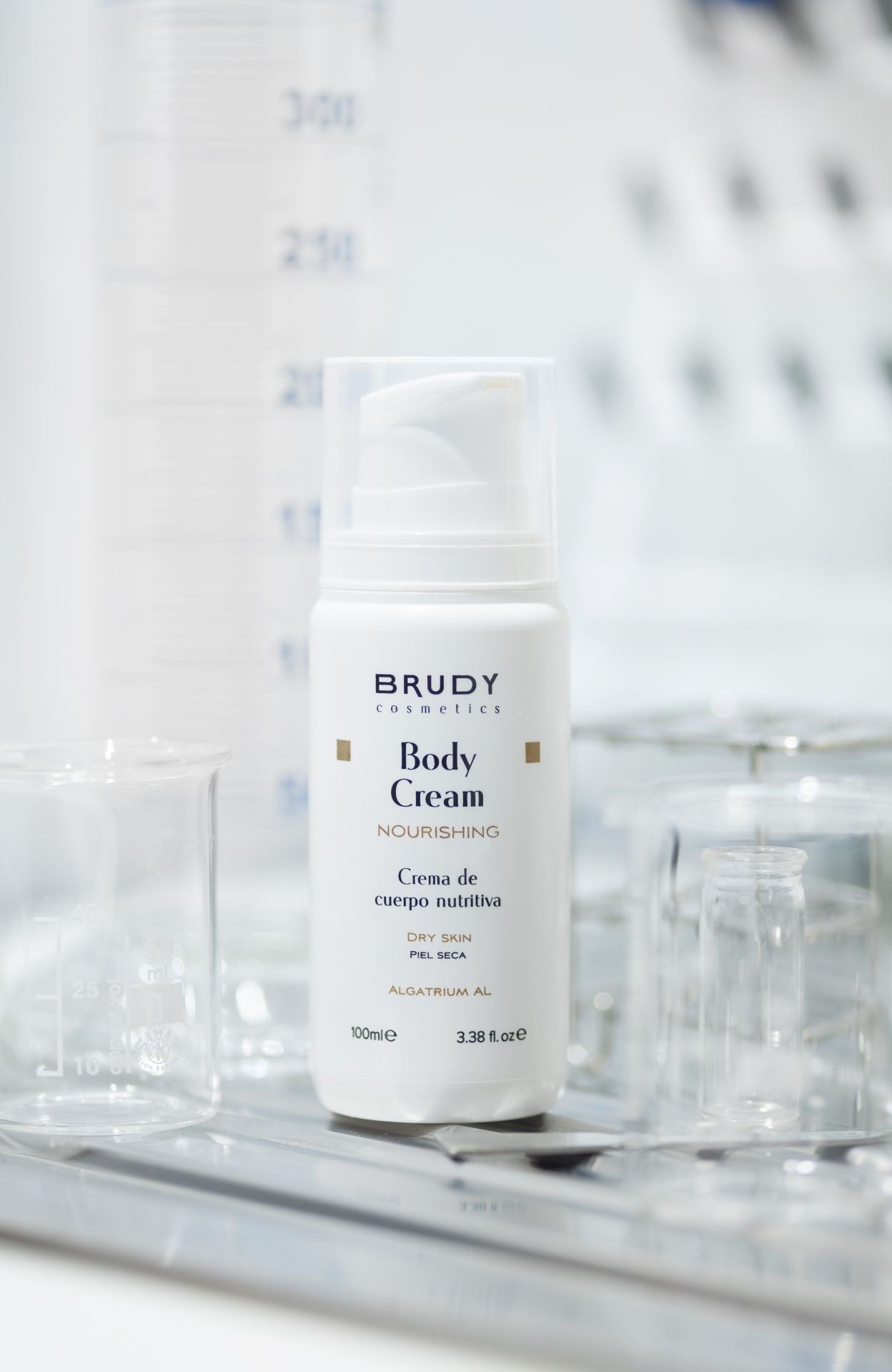 Crema corporal de Brudy Cosmetics (27 euros, 100 ml). Esta crema proporciona hidratación profunda y duradera a la piel del cuerpo. Además reduce la irritación, fortalece la barrera cutánea y mejora la elasticidad y luminosidad de la piel. Esta marca española incluye en todos sus productos la patente DHA-Algatrium®, que retrasa el envejecimiento prematuro de la piel, atenuando las arrugas y las manchas, así como otros ingredientes naturales como el extracto de algas o el aceite de jojoba. 