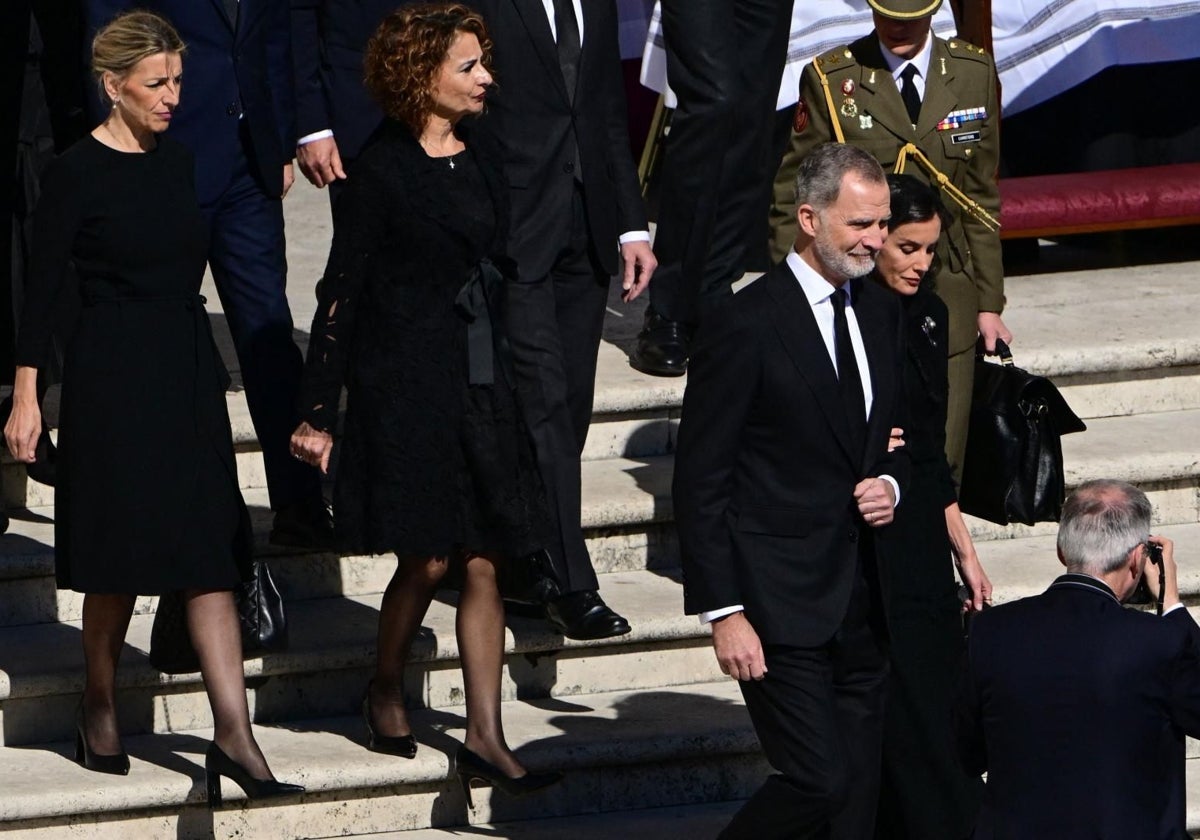 Yolanda Díaz y María Jesús Montero en el funeral del Papa Francisco junto a los Reyes