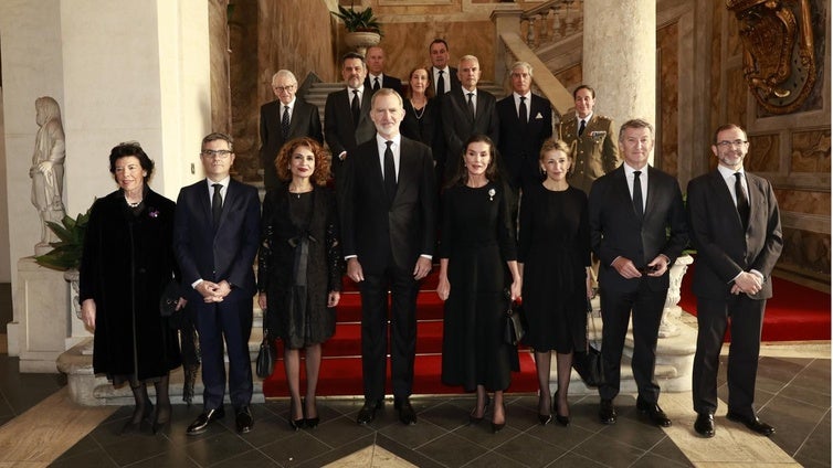 Con medias, mantilla española y broche del joyero de pasar, el riguroso luto de la Reina en el funeral del Papa