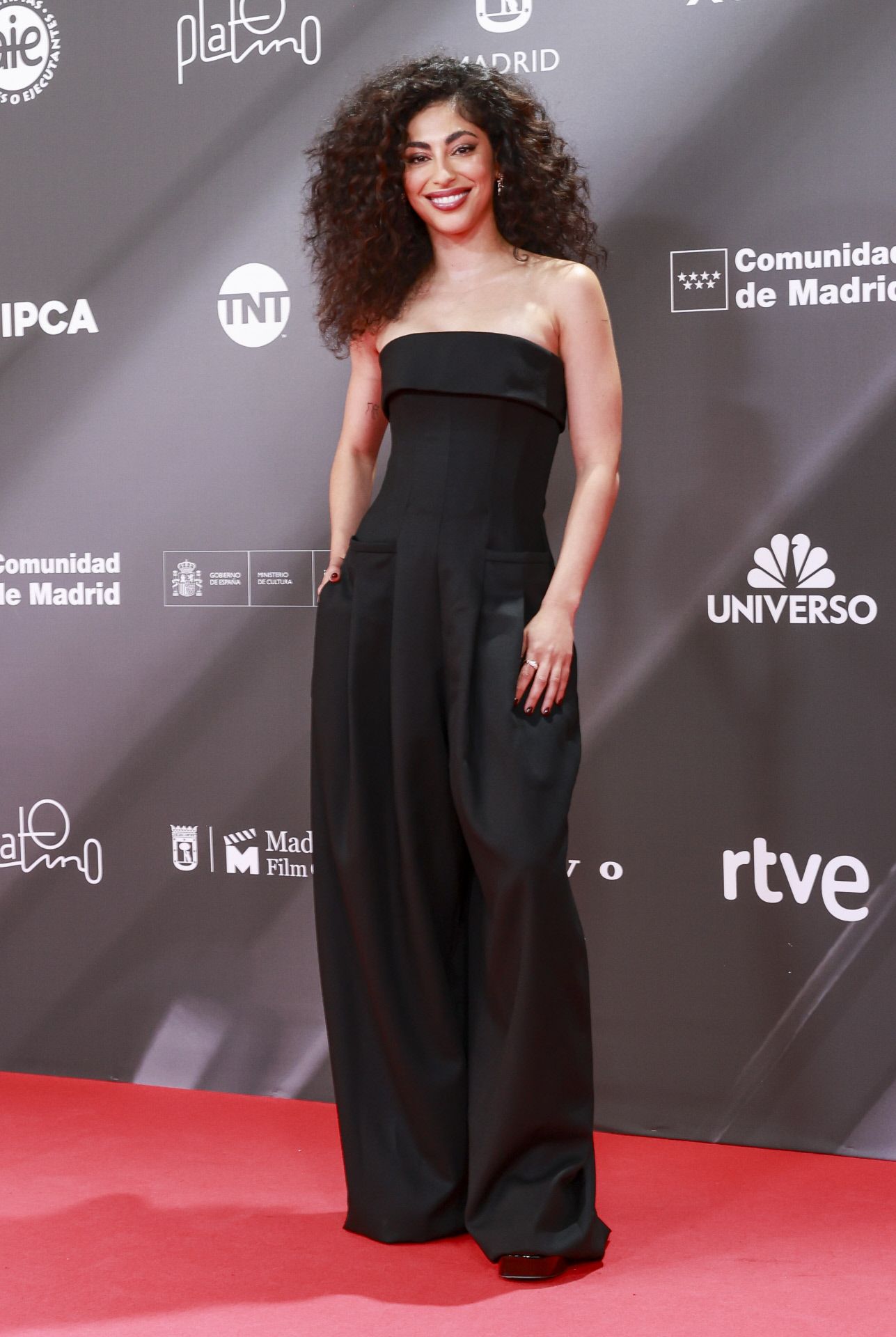 Mina El Hammani con un elegante mono negro con escote palabra de honor. 