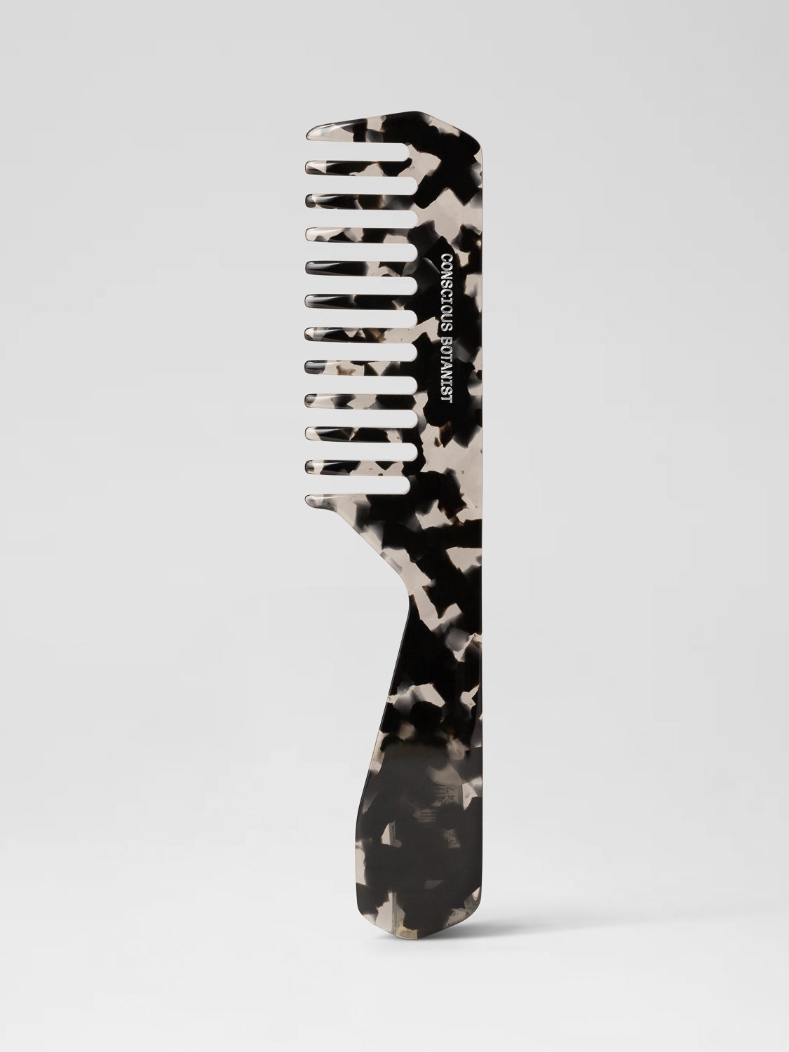 Peine joya The Comb de Conscious Botanist (42 euros). Este exclusivo peine artesanal, elaborado en Suiza con acetato de celulosa 100% vegetal, transforma el acto de peinarse en una experiencia sensorial y consciente. Con un diseño elegante y minimalista, The Comb no solo es funcional, sino que también promueve un cabello más saludable y brillante. Sus púas anchas y redondeadas masajean suavemente el cuero cabelludo, estimulando la circulación y reduciendo el encrespamiento. Cada pieza es única, gracias a la artesanía exclusiva que la convierte en una joya artesanal. 