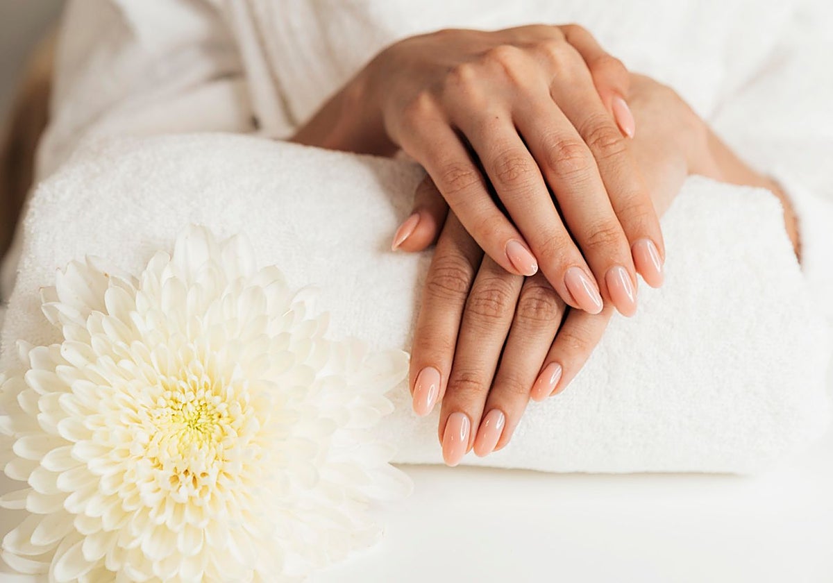 Manos con manicura impecable.