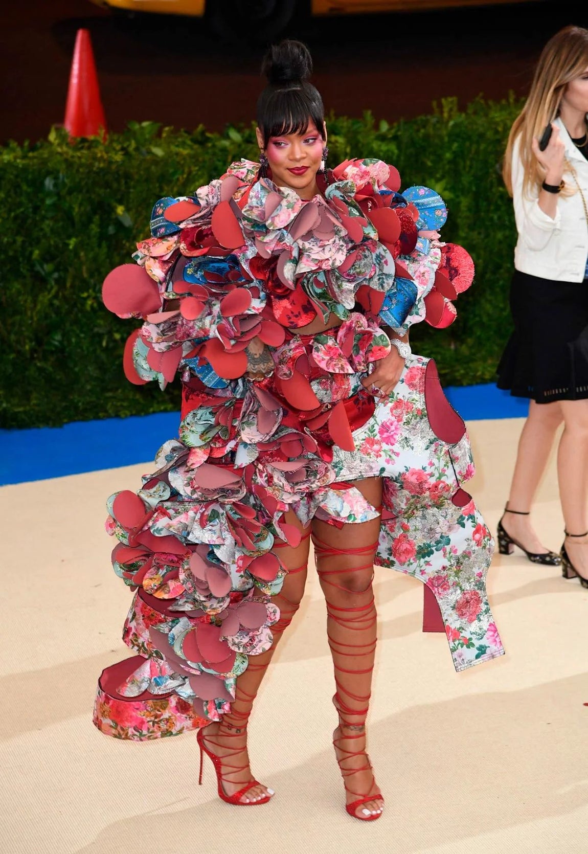 En 2017, Rihanna llevó un original y diferente vestido de Comme des Garçons, formado por pétalos y volantes en tonos rojos, que combinó con sandalias de tiras hasta el muslo del mismo tono y un maquillaje también en tonos rojizos.