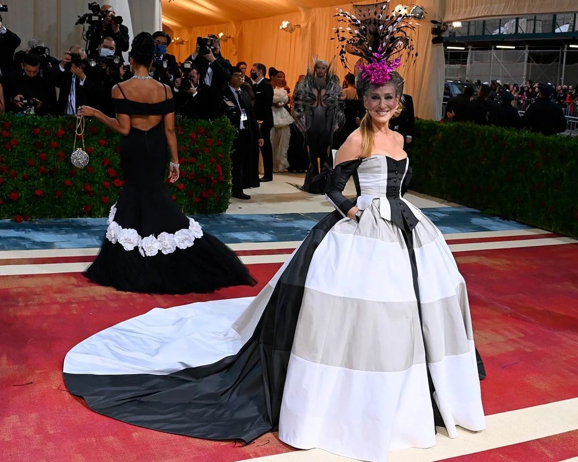 Sarah Jessica Parker apostó por un vestido de cuadros en blanco, negro y marrón, con escote palabra de honor, corsé y una falda voluminosa que completó con un gran tocado.