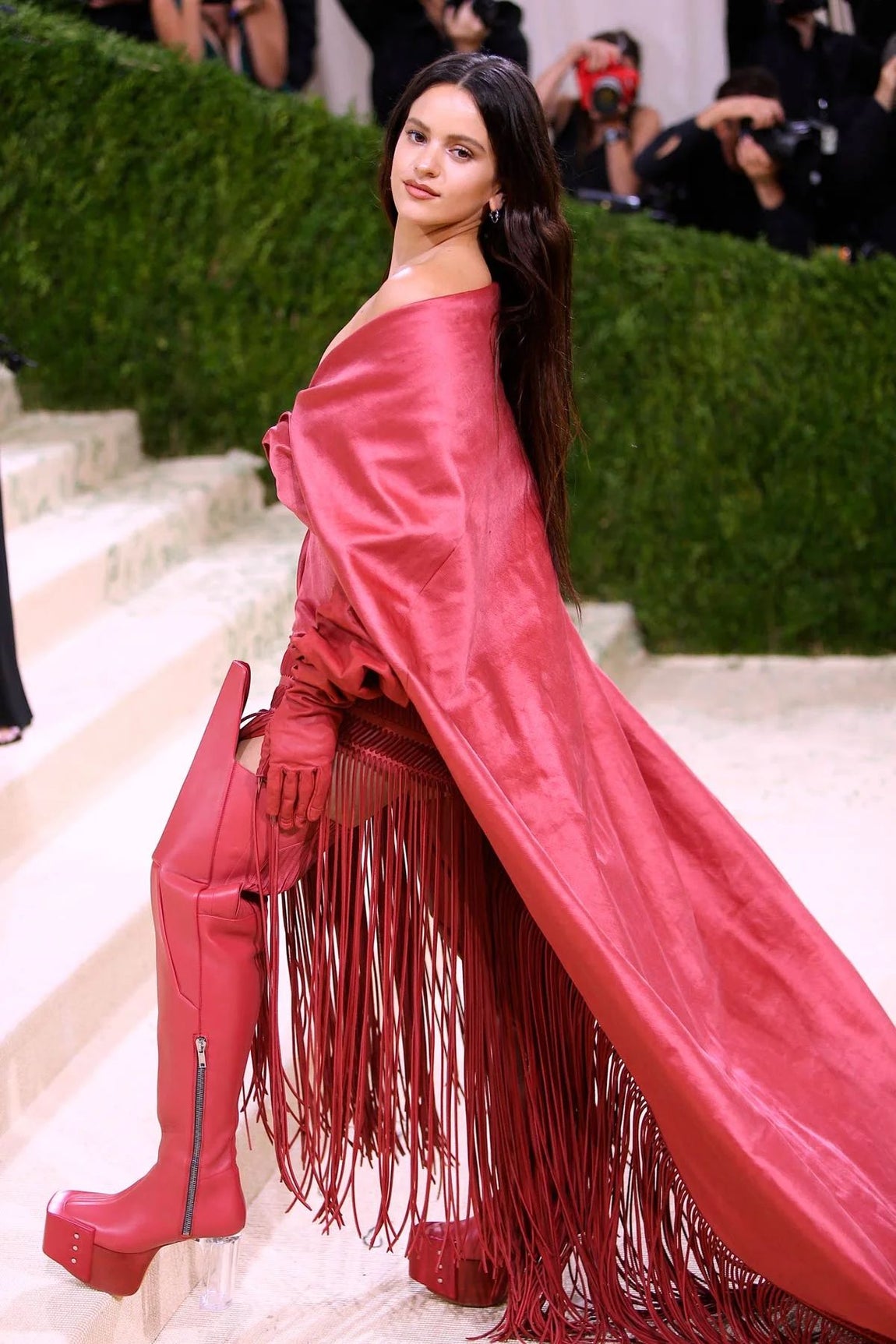 En 2021, Rosalía rindió su particular homenaje al mantón de Manila con un estilismo de Rick Owens compuesto por un pantalón corto de tiro alto del que colgaban flecos y un cuerpo con escote Bardot.