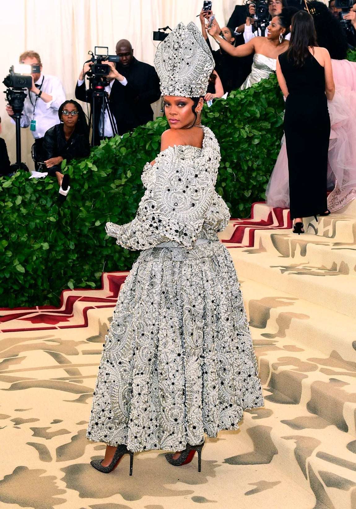 En 2018, Rihanna llevó un minivestido de Maison Margiela, repleto de perlas y con una túnica a juego. En el pelo, un tocado de inspiración episcopal.