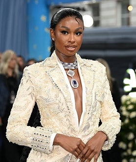 Imagen secundaria 2 - Gina Alice Redlinger, Breanna Stewart y Coco Jones han lucido los 'baby hairs' en forma de caracol. 