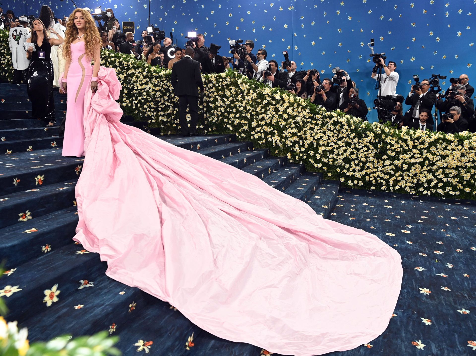 El llamativo look de Shakira no ha pasado desapercibido.  Con una larga colaUn diseño completamente rosa al que no le faltaba detalle entre su larga cola, la figura ceñida y las transparencias de Prabal Gurung.