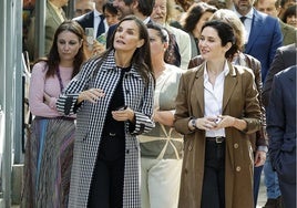 La Reina Letizia e Isabel Díaz Ayuso combinan sus estilismos para celebrar los 100 años de la Cuesta de Moyano