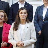 La Reina Letizia estrena un traje de lino perfecto para ir a una comunión