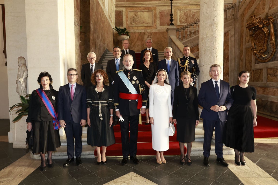 La delegación española con los Reyes de España, varios ministros, en representación del Gobierno, y el líder de la oposición, Alberto Núñez Feijóo.