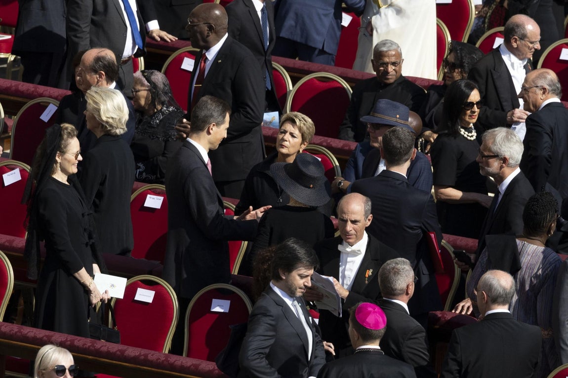 Las mantillas han sido las grandes protagonistas, como complemento para cubrirse la cabeza, entre las 'royals' y demás invitadas, pero también se han visto varios sombreros y pamelas, y muchos tocados.