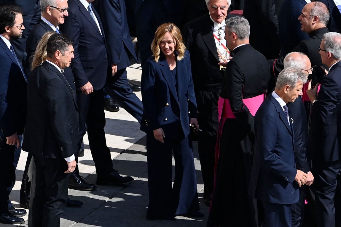 La presidenta de Italia, Giorgia Meloni, volvió a recurrir a su look estrella: un traje sastre. En esta ocasión lució uno en azul marino con blazer cruzada con botones dorados y pantalones anchos. Lo combinó con tacones altos con hebilla en el tobillo.