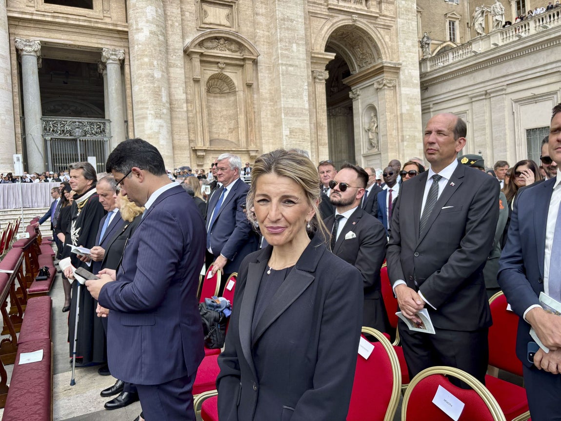 La ministra Yolanda Díaz se decantó por un vestido negro de corte midi, que combinó con blazer entallada, medias transparentes y zapatos cerrados.