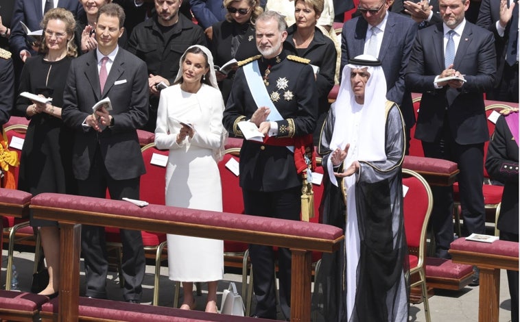 Imagen principal - Detalles del estilismo de la Reina Letizia
