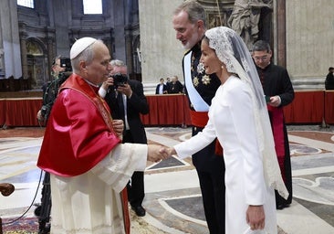 Por qué la Reina y otras 'royals' vistieron de blanco en el Vaticano