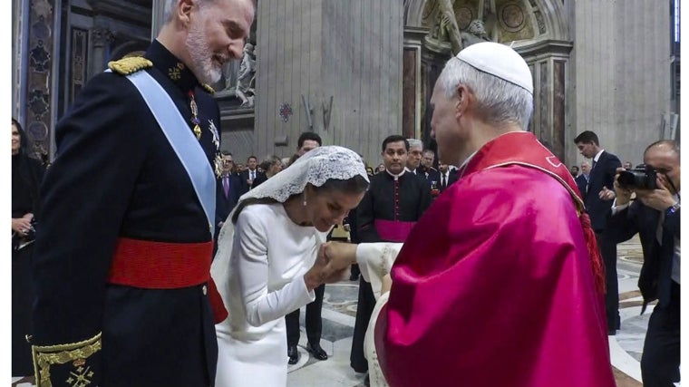 La Reina Letizia lució una mantilla confeccionada por la empresa valenciana Santos Textil