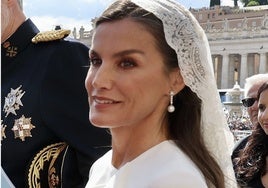 La empresa valenciana que hizo la mantilla de la Reina Letizia: «Ver nuestra pieza en el Vaticano es algo inolvidable»