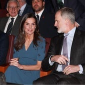La Reina Letizia rescata un vestido azul con bordados de mariposas de firma italiana para apoyar a la prensa
