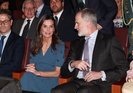 La Reina Letizia rescata un vestido azul con bordados de mariposas de firma italiana para apoyar a la prensa