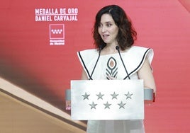 El original vestido de marca española de Isabel Díaz Ayuso en la entrega de la Medalla  a Dani Carvajal
