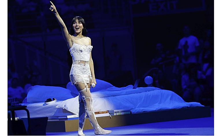 Imagen principal - Detalles del look de Aitana