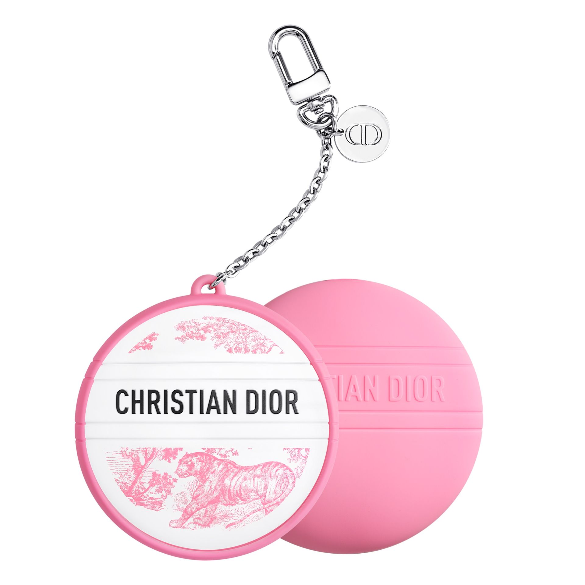 Le Baume con estuche portátil de Dior (76 euros). La edición limitada con el estampado Toile de Jouy en color rosa incluye un estuche portátil con cadena. Un accesorio para llevar siempre encima. Dentro, la misma fórmula de Le Baume que hidrata, nutre y repara las manos, los labios y otras zonas del cuerpo gracias a su fórmula enriquecida con centella asiática, escualano, aceite de yoyoba, manteca de karité y ácido hialurónico.