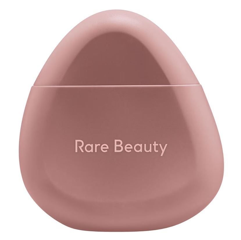 Crema hidratante de manos de Rare Beauty (25 euros, solo en Sephora). Una crema que penetra rápidamente, sin dejar sensación grasa e hidrata hasta 16 horas. Está perfumada con notas de cáscara de limón, jazmín y madera de cachemira. Su botella, además de bonita, es inteligente antidesperdicio, y está elaborada con un 74% de plástico reciclado. El tapón permanece en su lugar que no se pierda.