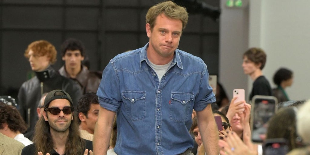 Dior confirma a jonathan anderson como sustituto de maria grazia chiuri convirtiéndolo en el nuevo director creativo de la maison